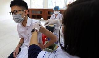 Hà Nội bác thông tin dừng tiêm vaccine cho trẻ vì có học sinh mắc Covid-19