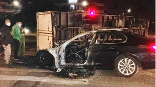 Xe BMW bốc cháy dữ dội sau cú va chạm kinh hoàng với xe tải