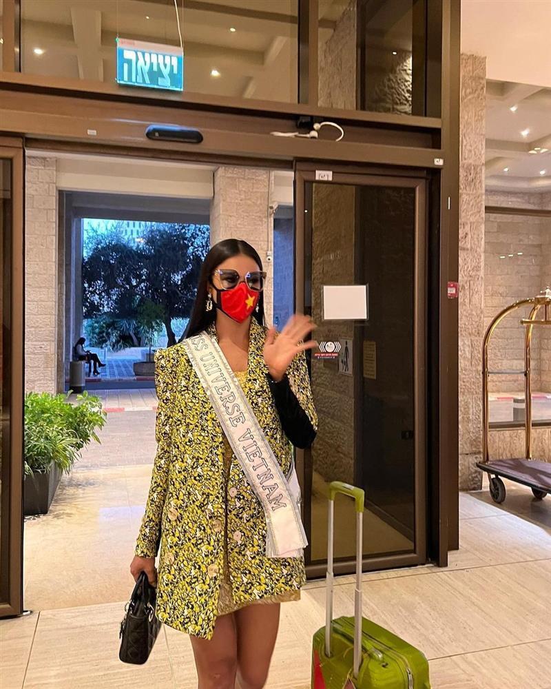 Ngày đầu nhập cuộc Miss Universe, Kim Duyên lên đồ ấn tượng