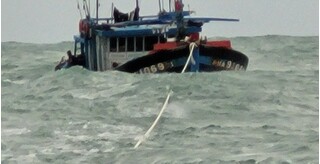 Cứu nạn 11 ngư dân bị trôi dạt trên biển dưới điều kiện thời tiết xấu