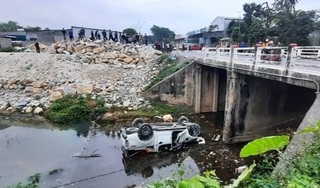 Danh tính 2 người tử vong vụ xe bán tải lao xuống kênh nước ở Nghệ An