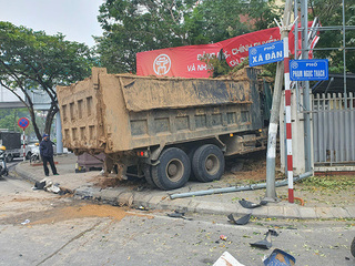 Hà Nội: Ô tô tải va chạm với xe BMW đắt tiền, húc đổ tường trường tiểu học