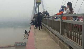 Hà Nội: Giải cứu nam thanh niên ngồi vắt vẻo trên cầu Nhật Tân