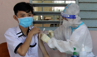 Quảng Nam: Nam sinh lớp 11 tiêm hai mũi vaccine Covid-19 trong một buổi