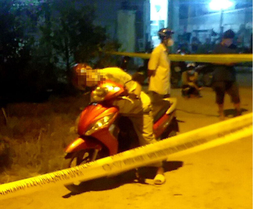 Tá hỏa phát hiện người đàn ông gục chết trên xe máy cạnh vệ đường