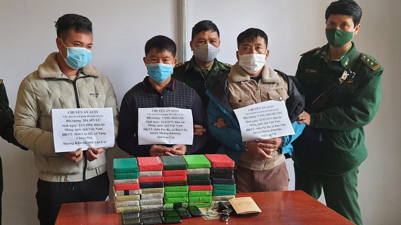 3 người ở Lào Cai hùn vốn buôn 40 bánh heroin kiếm tiền tiêu tết