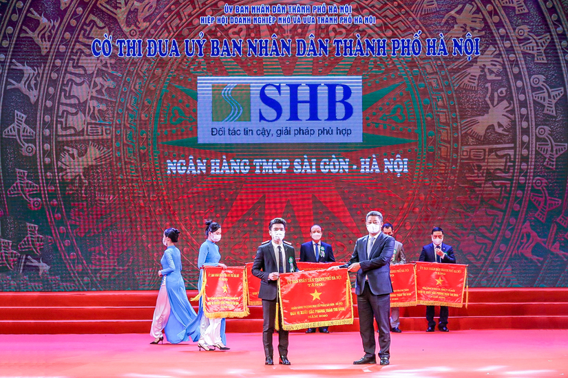Phó Tổng Giám đốc Đỗ Quang Vinh đại diện ngân hàng SHB vinh dự nhận Cờ Thi đua của UBND TP Hà Nội vì có thành tích xuất sắc trong phong trào thi đua năm 2021.