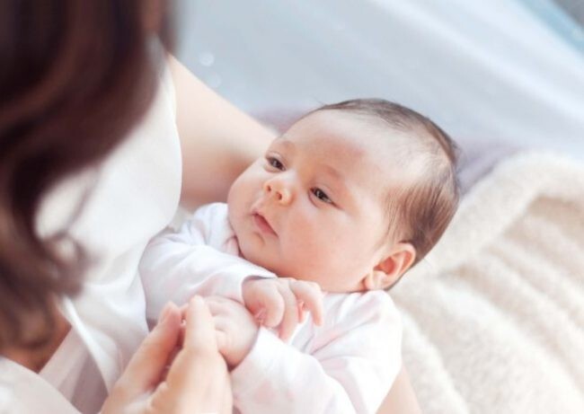 Trẻ sơ sinh 1 tháng tuổi bị nghẹt mũi 