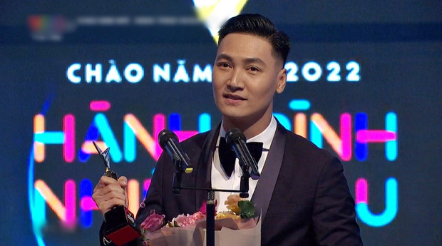 VTV Awards 2021: Hương vị tình thân thắng lớn, Mạnh Trường - Hồng Diễm nhận giải