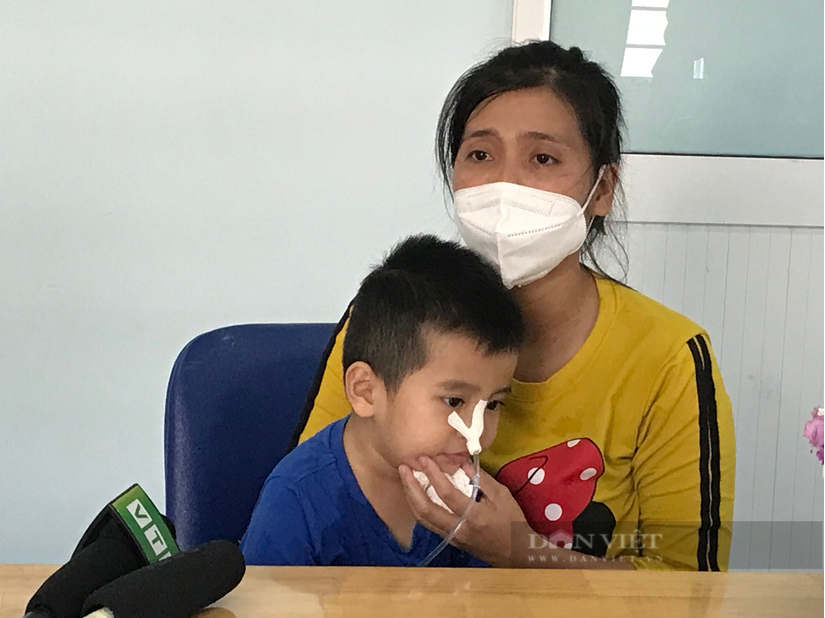 Bé trai 3 tuổi bị hóc xương cá, đâm vào vị trí hiểm