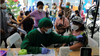 Omicron “nguy hiểm” với người chưa tiêm vắc xin, Malaysia truy tìm việc bán giấy tiêm chủng giả