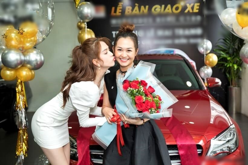 Sao Việt thưởng Tết: Nữ đại gia Quận 7 thưởng lương tháng 14, phát tiền, tặng xe, đi du lịch