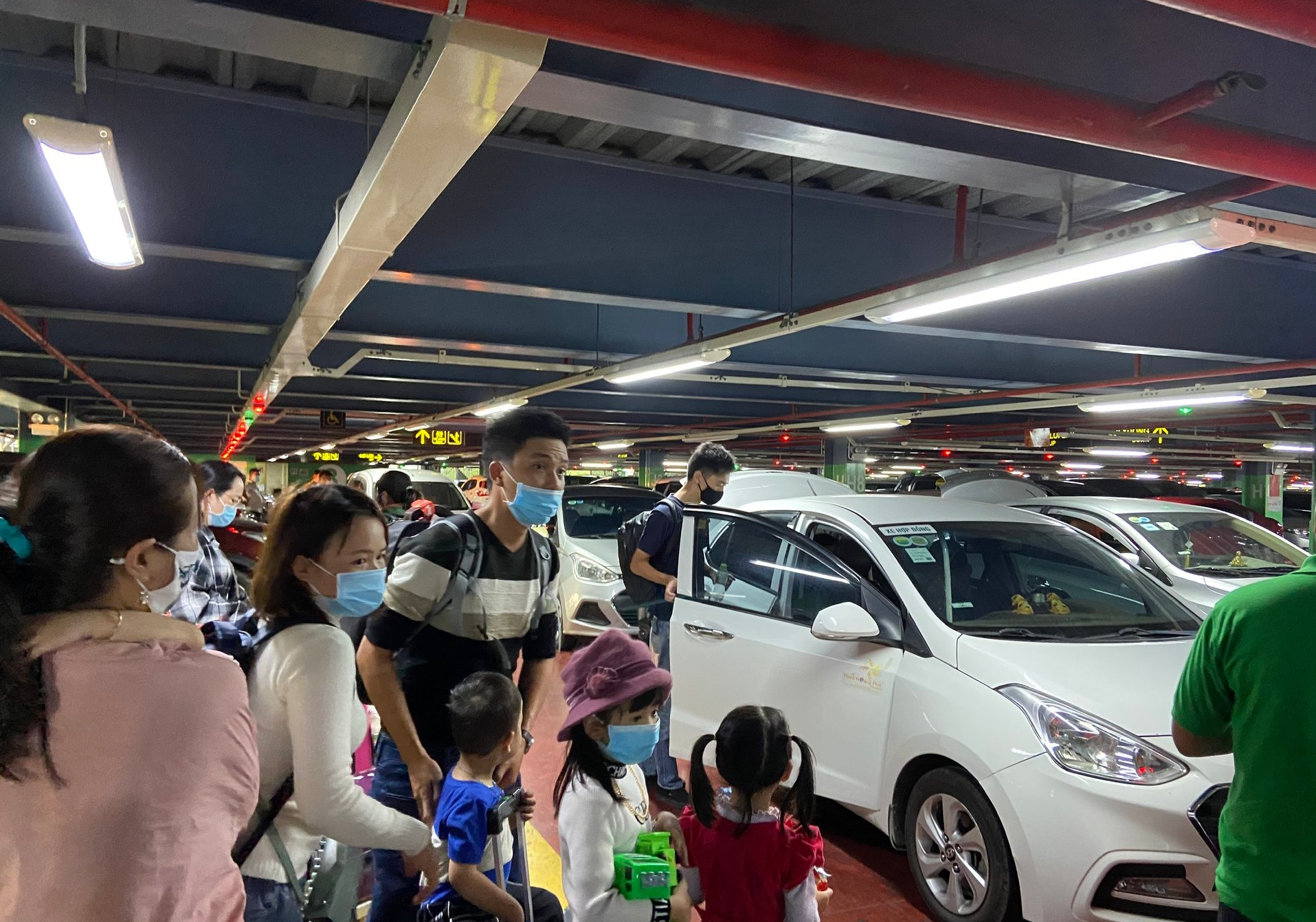 Giá taxi tăng gấp đôi, khách ở sân bay Tân Sơn Nhất vẫn khó bắt xe