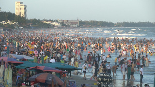Vũng Tàu: Nhiều trẻ em bị lạc bố mẹ khi tắm biển dịp Tết Nhâm Dần