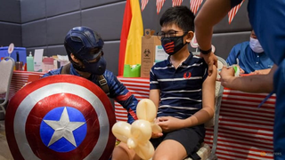 Philippine đưa “siêu anh hùng” tới điểm tiêm, vitamin D giúp hệ miễn dịch chống virus corona