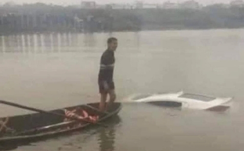 Thi thể tài xế được tìm thấy trong ô tô chìm dưới sông sau 2 ngày mất tích