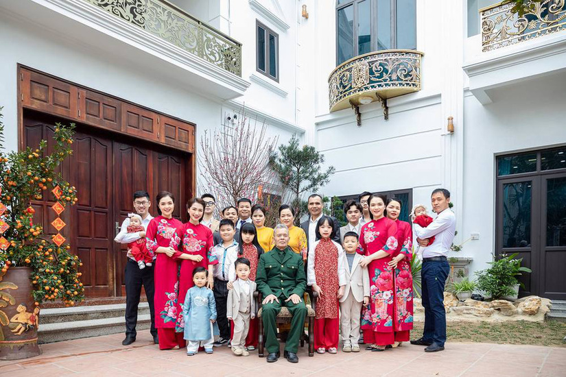 Cận cảnh căn biệt thự 5 tầng Hòa Minzy xây tặng bố mẹ