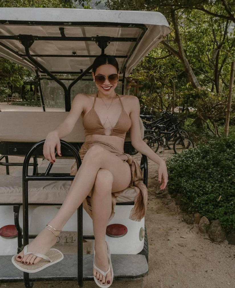 Hồ Ngọc Hà diện bikini khoe đường cong nóng bỏng ở tuổi U40