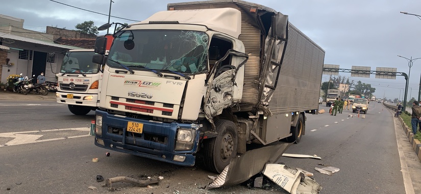 Quảng Nam: Dừng xe để buộc lại dây hàng, bị xe tải tông tử vong