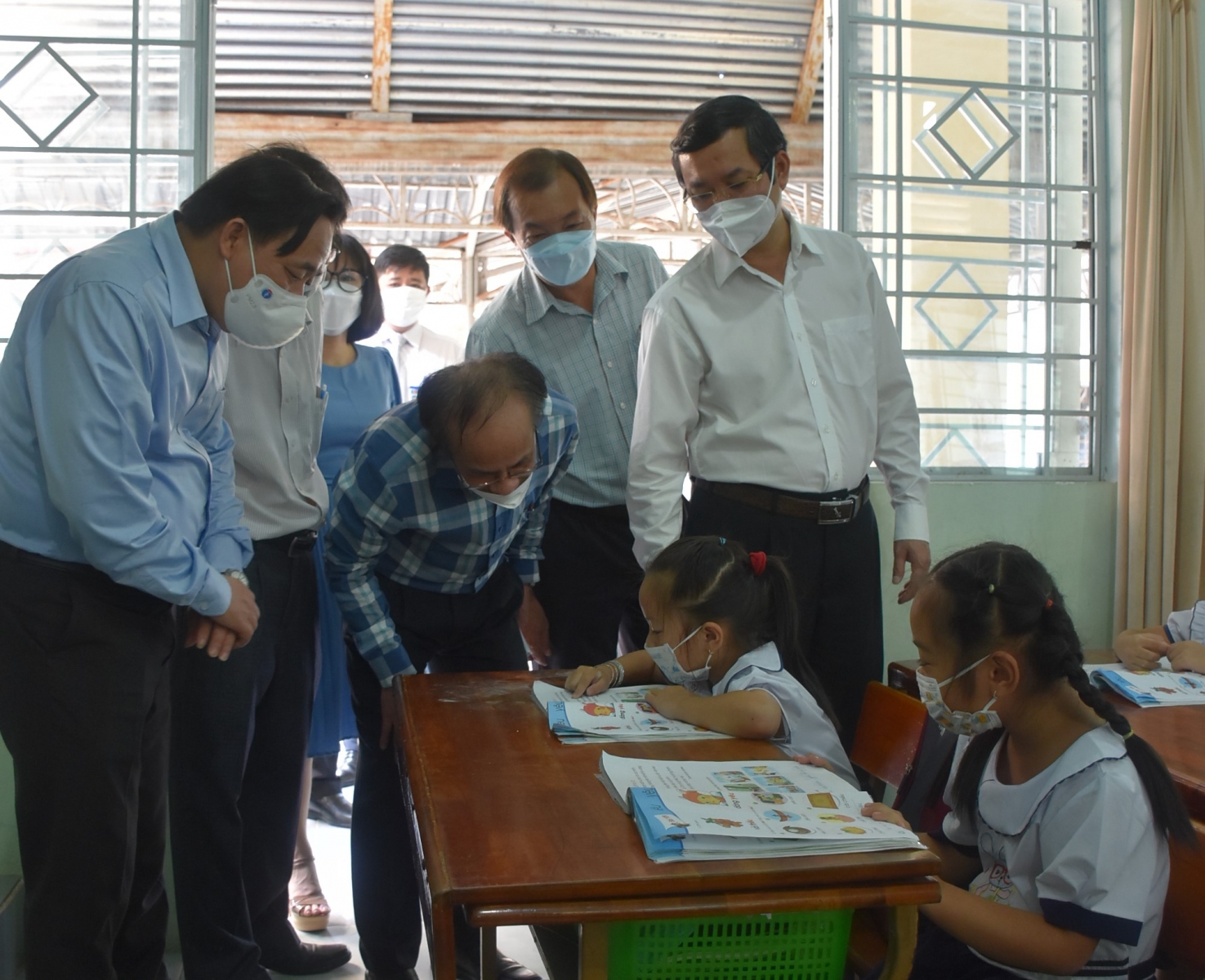 Thứ trưởng Nguyễn Văn Phúc kiểm tra việc dạy học trực tiếp tại Tây Ninh