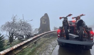 Hàng ngàn du khách lên đỉnh núi Mẫu Sơn để 'săn' tuyết, ngắm băng giá