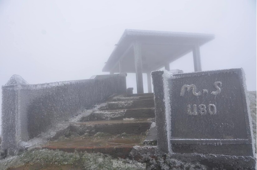 Hàng ngàn du khách lên đỉnh núi Mẫu Sơn để săn tuyết, ngắm băng giá
