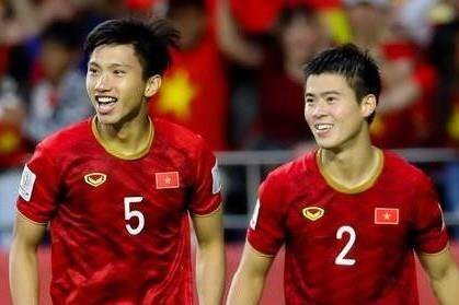 Văn Hậu và Duy Mạnh báo tin kém vui cho Hà Nội FC