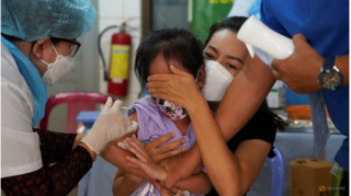 Campuchia tiêm vắc xin cho trẻ dưới 5 tuổi, Iceland dỡ bỏ các hạn chế chống dịch