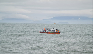 Chìm ca nô trên biển Cửa Đại, 13 người tử vong, 4 người mất tích