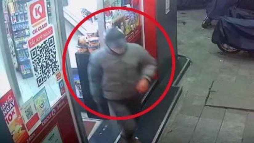 Truy tìm kẻ dùng dao đe dọa nhân viên Circle K ở Hà Nội để cướp tài sản