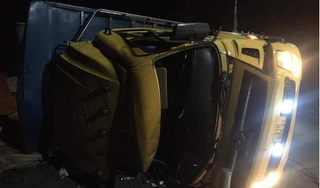 Yên Bái: Xe tải chở ván bị lật, hai bố con tử vong tại chỗ