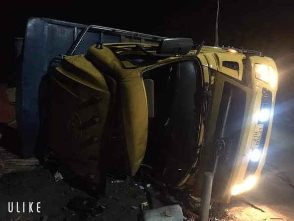 Yên Bái: Xe tải chở ván bị lật, hai bố con tử vong