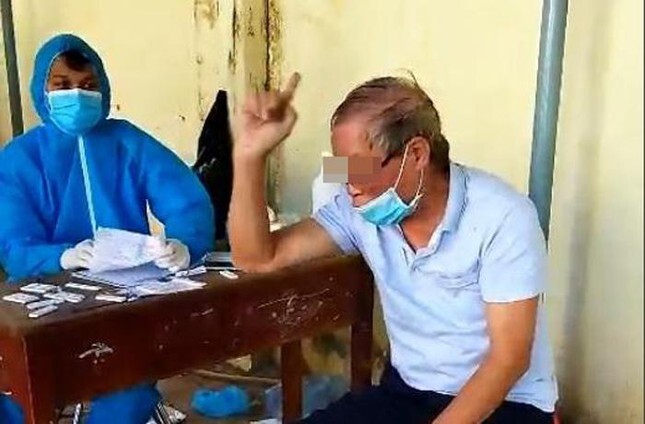 Nguyên chủ tịch phường bị tố hành hung nhân viên y tế 