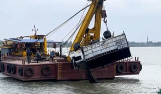 Nam Định: Xe tải trôi xuống sông khi chờ phà, phụ xe đuối nước tử vong
