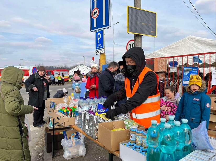 Tình nguyện viên ở biên giới Ukraine quốc kỳ tung bay nơi đất khách