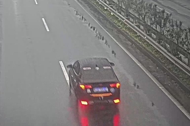 Ô tô con nhái xe biển xanh, đi ngược chiều 15 km trên cao tốc