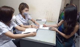 Hà Nội: Không đeo khẩu trang ở phố đi bộ, 2 người bị phạt 4 triệu đồng