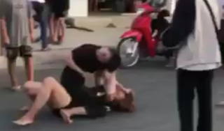 Xác minh clip 2 cô gái đánh nhau giữa đường, nhiều người đứng cổ vũ