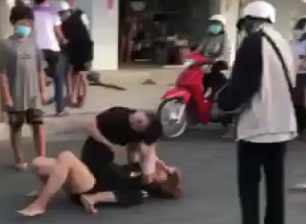 Xác minh clip 2 cô gái đánh nhau giữa đường, nhiều người đứng cổ vũ