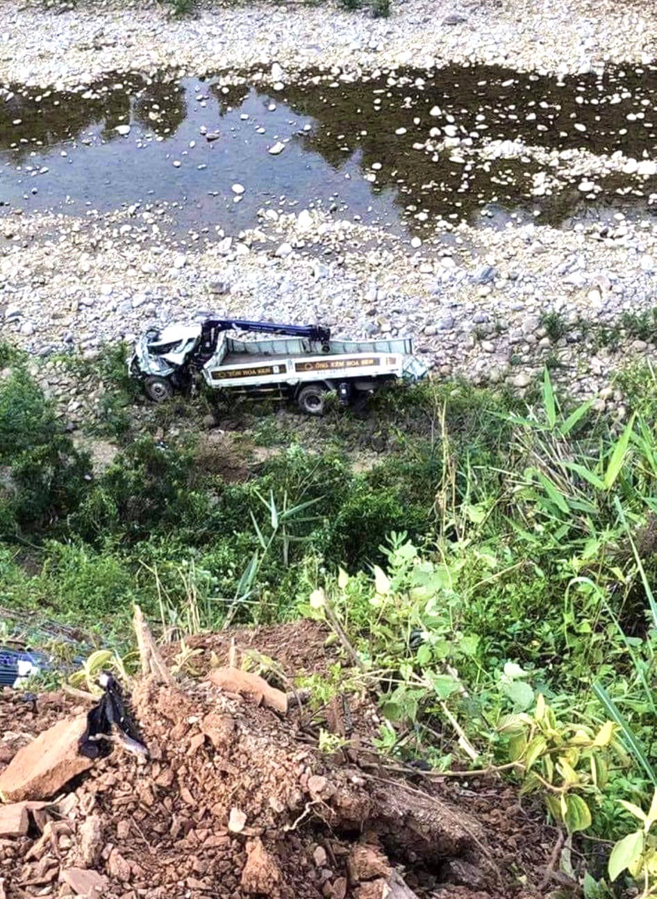 Xe tải lao xuống vực sâu hơn 60m, 1 người tử vong tại Quảng Bình 