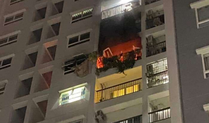 Cháy căn hộ chung cư ở TP HCM, 2 mẹ con rơi xuống đất tử vong