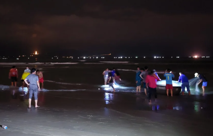 5 du khách bị sóng cuốn trôi khi tắm biển, 1 người mất tích