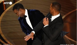 Biến căng ở Oscar 2022: Will Smith đấm thẳng mặt Chris Rock ngay trên sóng trực tiếp