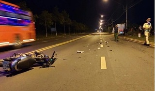 Xe máy đối đầu trực diện trên quốc lộ, hai người tử vong