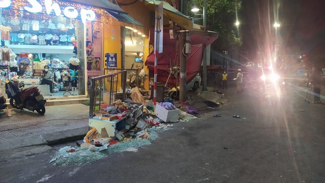 Ô tô 7 chỗ tông vào tiệm bánh mì ở Đà Nẵng, 4 người bị thương