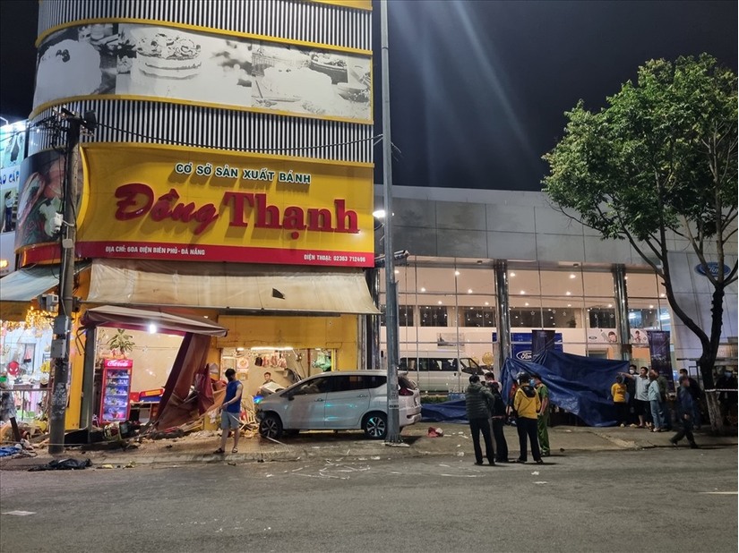 Ô tô 7 chỗ tông vào tiệm bánh mì ở Đà Nẵng, 4 người bị thương