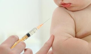 Bé gái gần 8 tháng tuổi bị tiêm nhầm vaccine Covid-19 Pfizer