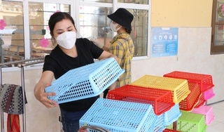 Hình ảnh thầy cô hối hả vệ sinh trường lớp đón học sinh vào ngày mai 6/4