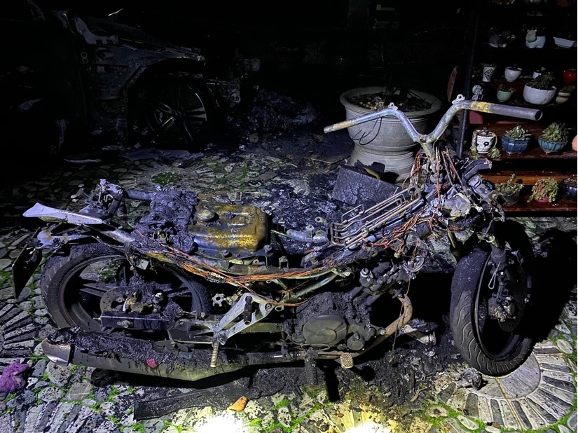 Ô tô, xe máy cháy trơ khung trong vụ hỏa hoạn lúc rạng ở Quảng Trị