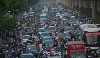 Đường phố Hà Nội ùn tắc kéo dài trước ngày nghỉ lễ giỗ Tổ Hùng Vương